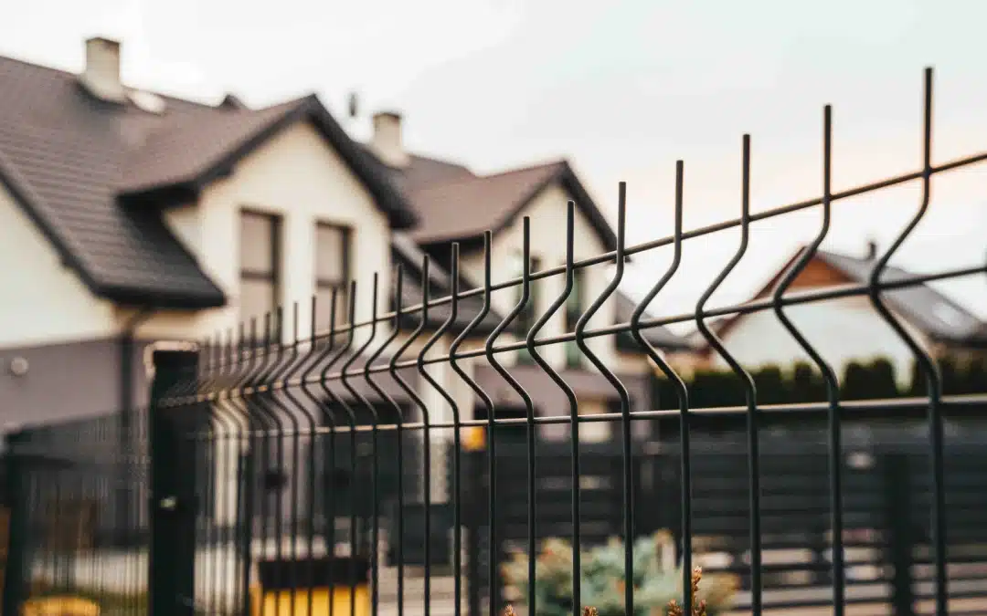 Jak zamontować ogrodzenie na pochyłym terenie? Praktyczny poradnik