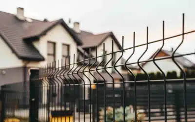 Jak zamontować ogrodzenie na pochyłym terenie? Praktyczny poradnik